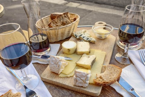 wine and cheese1 FocusFillWzEyMDAsNjQ1LDAsMF0