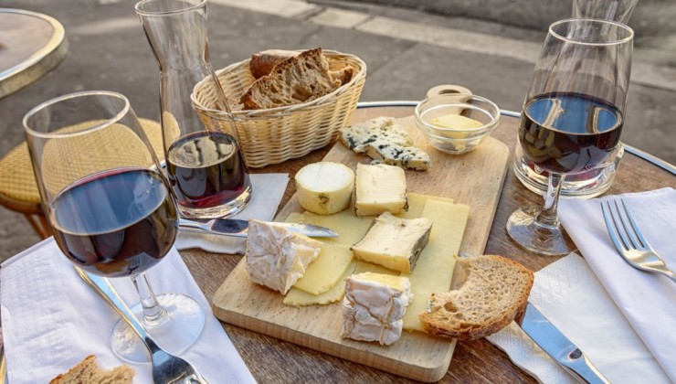 wine and cheese1 FocusFillWzEyMDAsNjQ1LDAsMF0